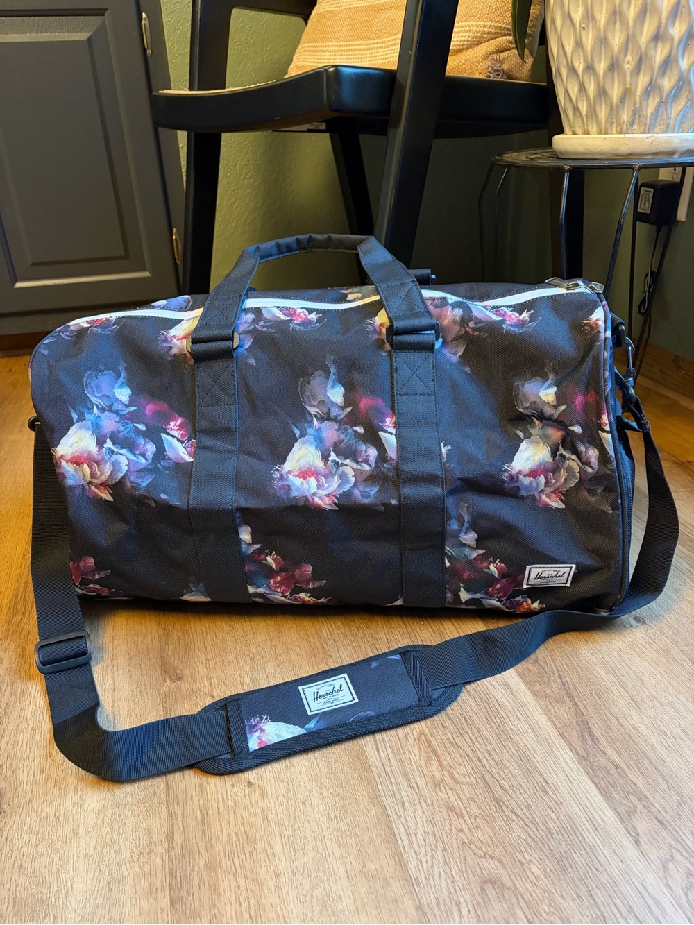 Herschel Novel Mid-Volume Duffle Bag Gothic Floral 33L Weekender Travel